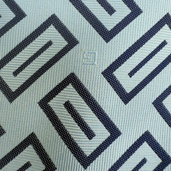 Gucci Silk Stylish Geometric Patterned Tie - Picture 4 of 10